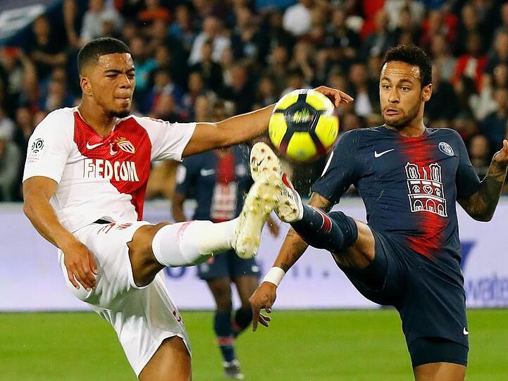 Neymar (r) von PSG und Robert Navarro von Monaco kämpfen um den Ball.