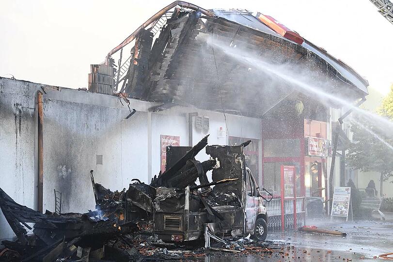 Die Feuerwehr konnte ein Abbrennen des Supermarktes nicht verhindern. Die Bilder vom Einsatzort.
