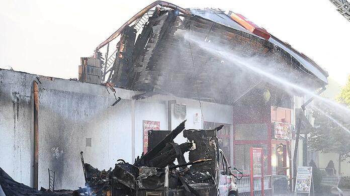 Die Feuerwehr konnte ein Abbrennen des Supermarktes nicht verhindern. Die Bilder vom Einsatzort.