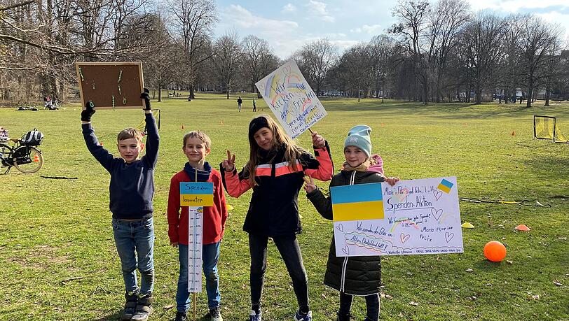 Kinder sammeln Spenden für die Ukraine: (v.l.) Felix, Florian, Maria und Charlotte.