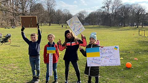 Kinder sammeln Spenden für die Ukraine: (v.l.) Felix, Florian, Maria und Charlotte.