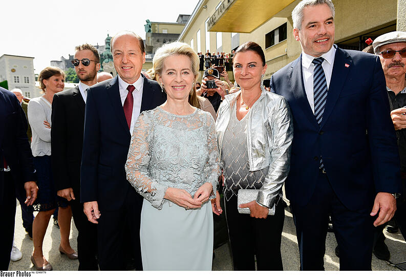 EU-Ratspräsidentin Ursula von der Leyen mit Mann Heiko, Österreichs Bundeskanzler Karl Nehmammer mit Frau Katharina.