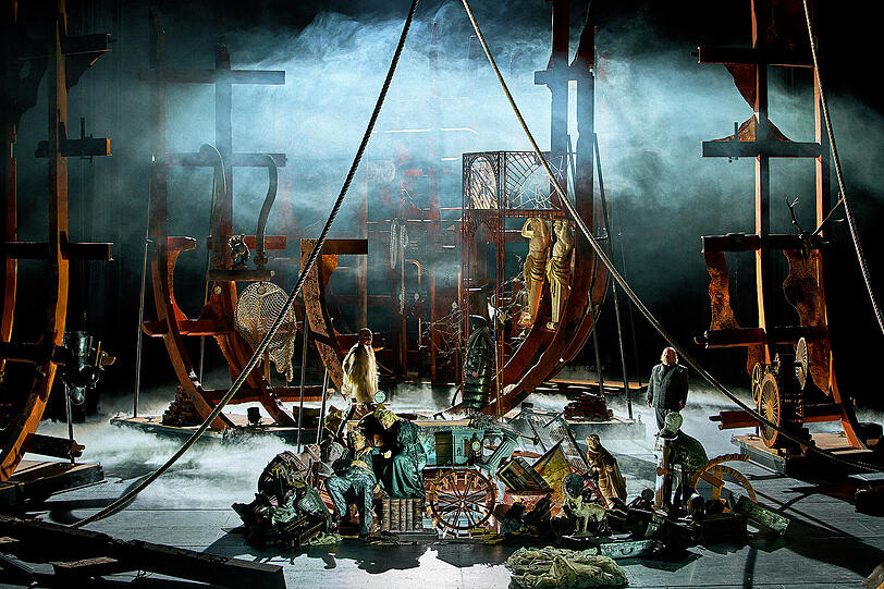 Andreas Schager (Tristan, vorne, links) und Camilla Nylund (Isolde) sowie Daniel Jenz (Ein Hirt, hinten), Lawson Anderson (Ein Steuermann) und Olafur Sigurdarson (Kurwenal) im 3. Aufzug.