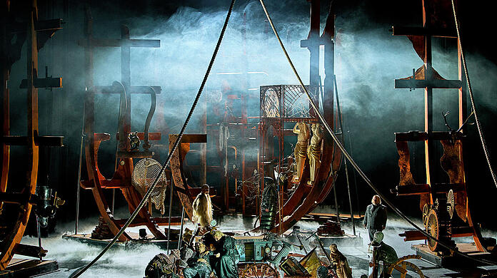 Andreas Schager (Tristan, vorne, links) und Camilla Nylund (Isolde) sowie Daniel Jenz (Ein Hirt, hinten), Lawson Anderson (Ein Steuermann) und Olafur Sigurdarson (Kurwenal) im 3. Aufzug.