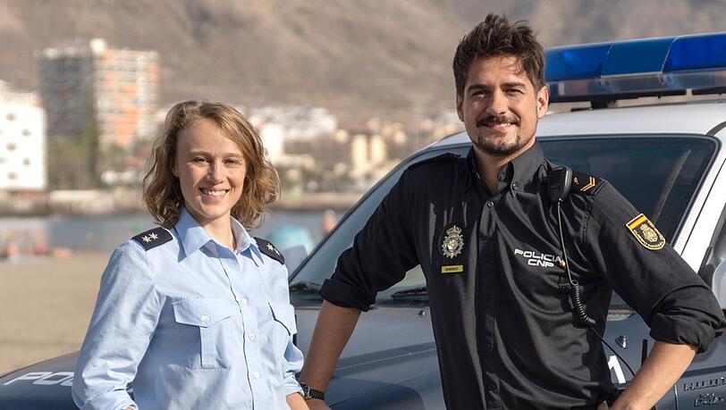 "Für immer Sommer: Ein neues Leben": Sophie Maibach (Anke Retzlaff, li.) und ihr neuer Kollege Alvaro Krupp Casado (Félix Herzog, re.) sind ein gutes Team.