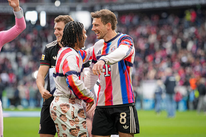 Leon Goretzka kann &uuml;ber den Hosen-Scherz sichtlich la