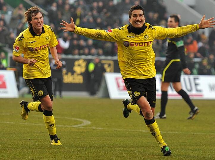 Der Dortmunder Nuri Sahin (r) bejubelt sein Tor in Wolfsburg