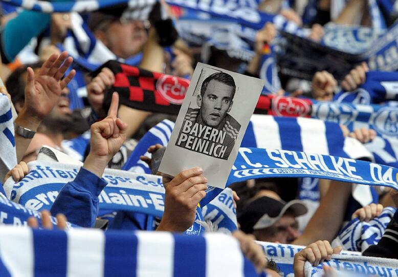 Anti-Neuer-Plakate und Schmährufe auf Schalke gegen Manuel Neuer.