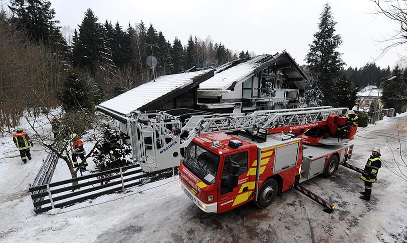 Das Einfamilienhaus ist bist auf die Grundmauern abgebrannt. Die Temperaturen hatten die Löscharbeiten erschwert.