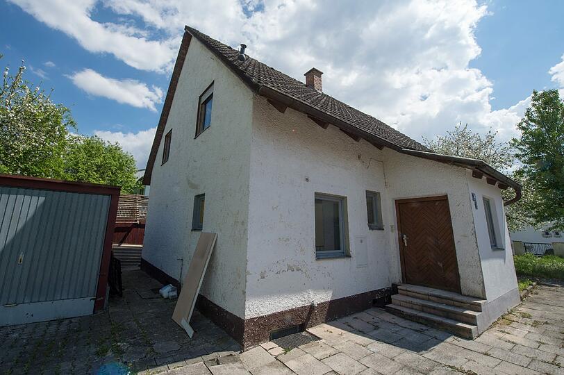 Kurz nach den Abriss-Arbeiten: Ein Trümmerhaufen liegt vor dem Einfamilienhaus in Dingolfing