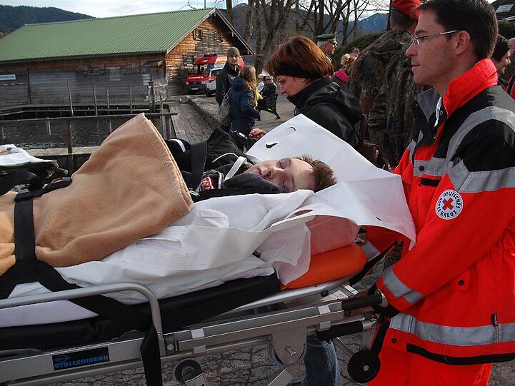 Vermeintlich dramatische Szenen gab es am Samstag bei einer Notfallübung am Tegernsee zu sehen - die Bilder.