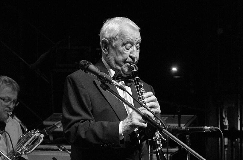 Die Münchner Swing-Legende Hugo Strasser ist im Alter von 93 Jahren gestorben.