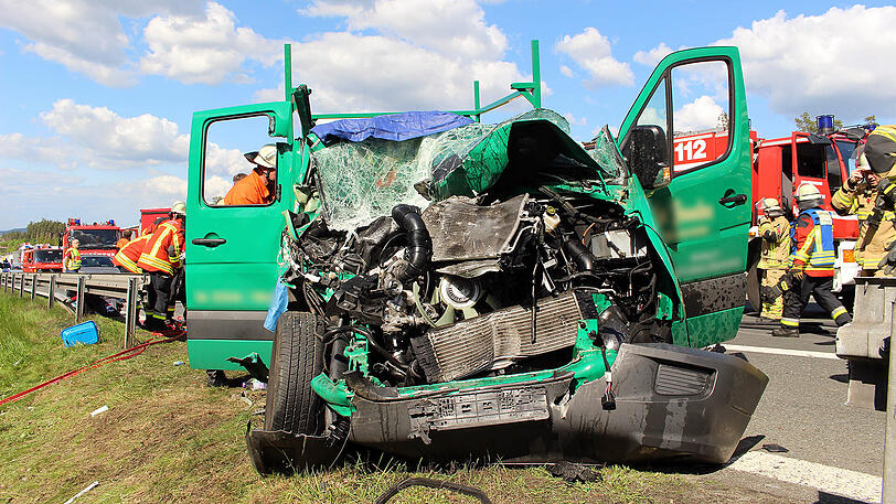 Nach einem Lkw-Unfall mit mehreren Schwerverletzten behinderten (mal wieder) dreiste Gaffer die Rettungsarbeiten.