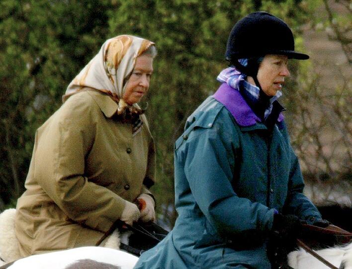Queen Elizabeth II. wird am 21. April 92 Jahre alt und ist bekannt für ihren bunten Look.