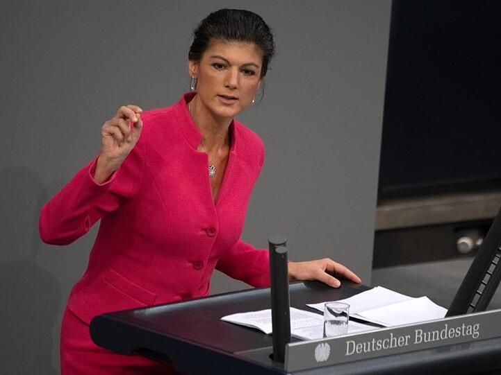 Sahra Wagenknecht (Die Linke), Fraktionsvorsitzende, spricht im Bundestag.