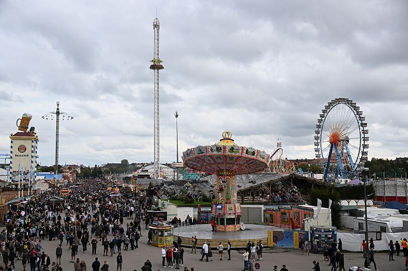 Blick auf das Oktoberfest von den Stufen der Bavaria aus.