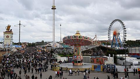 Blick auf das Oktoberfest von den Stufen der Bavaria aus.