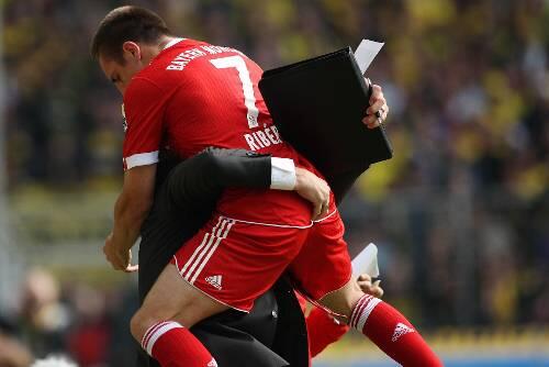 Wann springt er ihm wieder in die Arme? Franck Ribéry mit Bayern-Trainer Louis van Gaal. Doch die Frage ist: Wann lässt ihn van Gaal wieder von Beginn an ran?