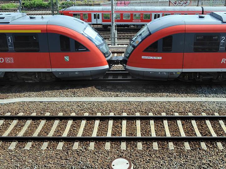 Die Bahngewerkschaften Transnet und GDBA wollen miteinander verschmelzeln.
