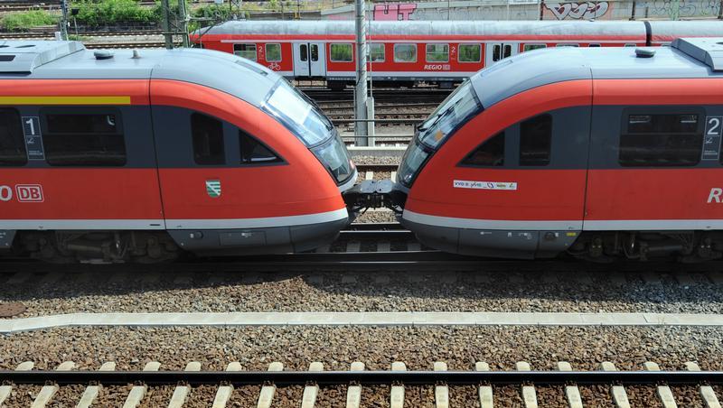 Die Bahngewerkschaften Transnet und GDBA wollen miteinander verschmelzeln. Die Bahngewerkschaften Transnet und GDBA wollen miteinander verschmelzeln.