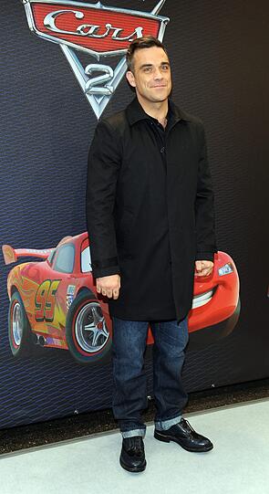 Weltstar im Fan-Gewusel: Robbie Williams verteilte Autogramme vor dem Mathäser-Kino.