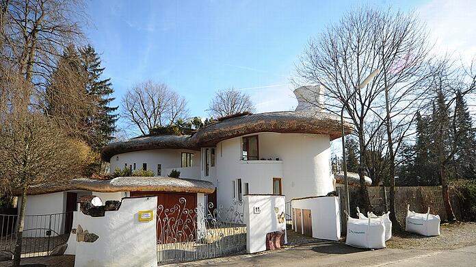 Hingucker: Die Villa des Münchner Galeristen Raimund Thomas in Grünwald von der Straße aus gesehen.
