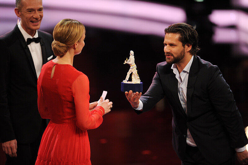 Die Schauspielerin Katharina Marie Schubert erhält von Adam Bousdoukos den Preis als beste Darstellerin für ihre Rolle in "Ein Geschenk der Götter".