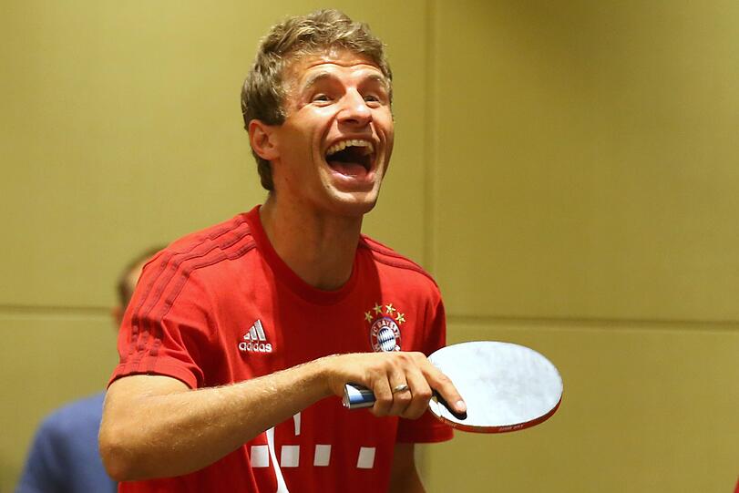 Thomas Müller und Philipp Lahm haben Spaß beim Tischtennis. Die Bilder!