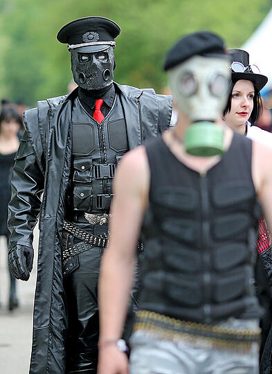 Die schrägsten Kostüme & irrsten Gestalten vom Wave-Gotik-Treffen 2016 in Leipzig