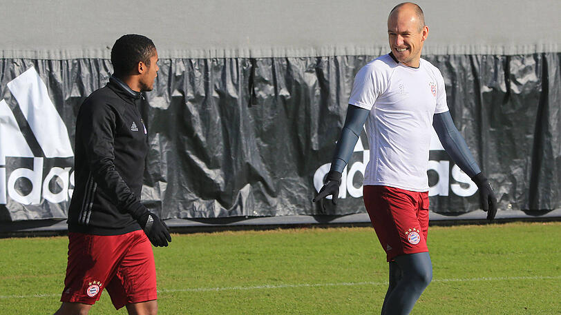 Die Spieler des FC Bayern zeigen sich im Abschlusstraining vor dem Champions-League-Hit gegen den FC Arsenal gutgelaunt - und am Valentinstag auch sehr ballverliebt. Die Bilder aus der Säbener Straße.