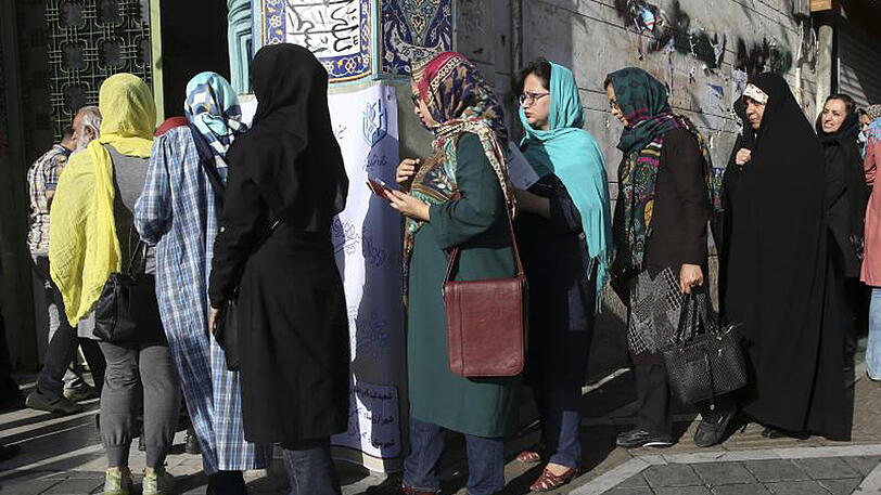Iranische Frauen vor einem Wahllokal in Teheran.