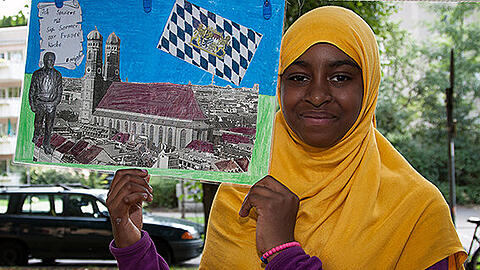 Die 12-jährige Najad kam aus Somalia an die Gotzinger Schule in Sendling. Auf ihrem Bild lässt sie Sigi Sommer zur Frauenkirche spazieren.