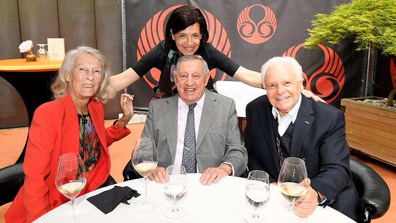 Fritz Eichbauer (Mitte) mit Ehefrau Muschi (links), Jahrhundert-Koch Eckart Witzigmann und Lebensgefährtin Niki Schnelldorfer. Fritz Eichbauer (Mitte) mit Ehefrau Muschi (links), Jahrhundert-Koch Eckart Witzigmann und Lebensgefährtin Niki Schnelldorfer.