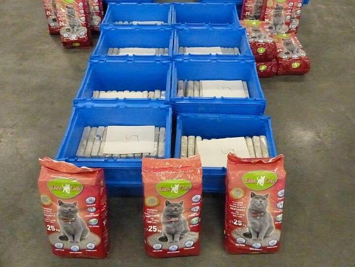 Der Zoll präsentiert das gefundene Kokain und Säcke mit Katzenstreu.