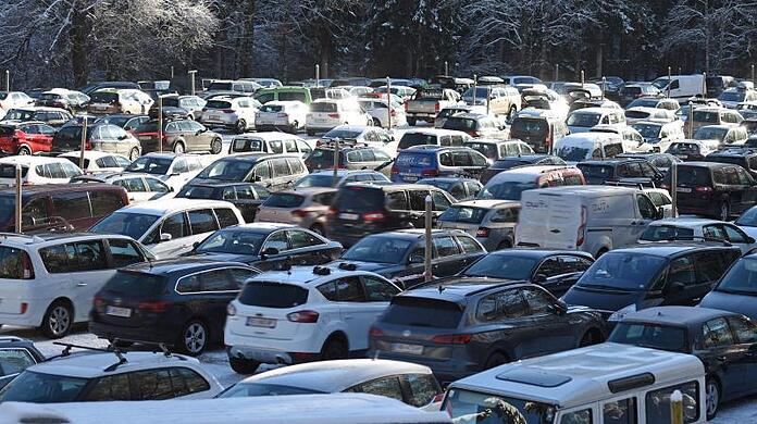 In den oberbayerischen Bergregionen kommt es momentan vermehrt zu Belastungsspitzen. Ausflügler belegen bereits am Vormittag die Parkplätze und verursachen Staus. (Symbolbild)