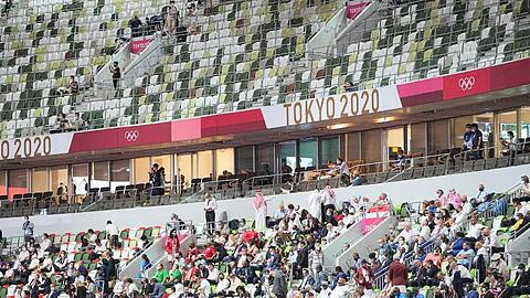 Knapp 1000 Ehrengäste durften bei der Eröffnungsfeier im Stadion dabei sein.