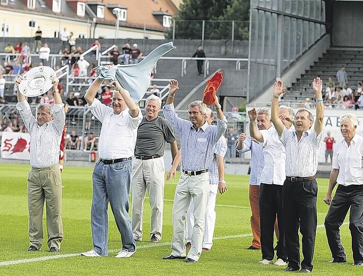 Zuletzt trafen sich die Meisterlöwen beim &bdquo;Heimatabend&ldquo; im Grünwalder (v.l.): Perusic mit Schale, Radenkovic, Reich, Kohlars, Rebele (verdeckt), Patzke, Bründl (verdeckt), Heiß und Wagner.