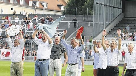 Zuletzt trafen sich die Meisterlöwen beim &bdquo;Heimatabend&ldquo; im Grünwalder (v.l.): Perusic mit Schale, Radenkovic, Reich, Kohlars, Rebele (verdeckt), Patzke, Bründl (verdeckt), Heiß und Wagner.