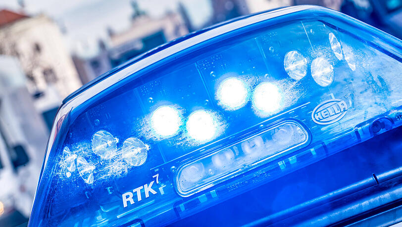 Ein M&uuml;nchner hat an der Wohnungst&uuml;re drei Einbrecher verscheucht. Die Polizei fahndet. (Symbolbild)