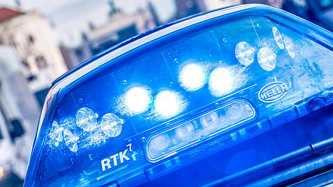 Ein M&uuml;nchner hat an der Wohnungst&uuml;re drei Einbrecher verscheucht. Die Polizei fahndet. (Symbolbild)