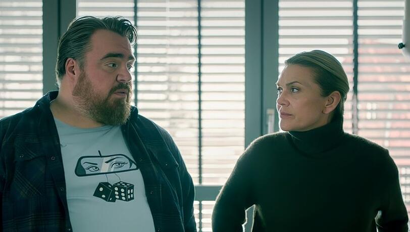 "Helen Dorn: Verdammte Familie": Weyer (Tristan Seith, l.) und Helen Dorn (Anna Loos) sprechen auf dem Revier über den Fall. "Helen Dorn: Verdammte Familie": Weyer (Tristan Seith, l.) und Helen Dorn (Anna Loos) sprechen auf dem Revier über den Fall.