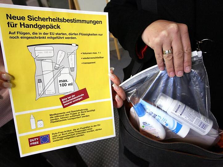 Flugpassagiere dürfen in zwei Jahren wieder Cremes, Gels und Wasserflaschen mit an Bord nehmen, die aus Sicherheitsgründen seit 2006 verbannt wurden.
