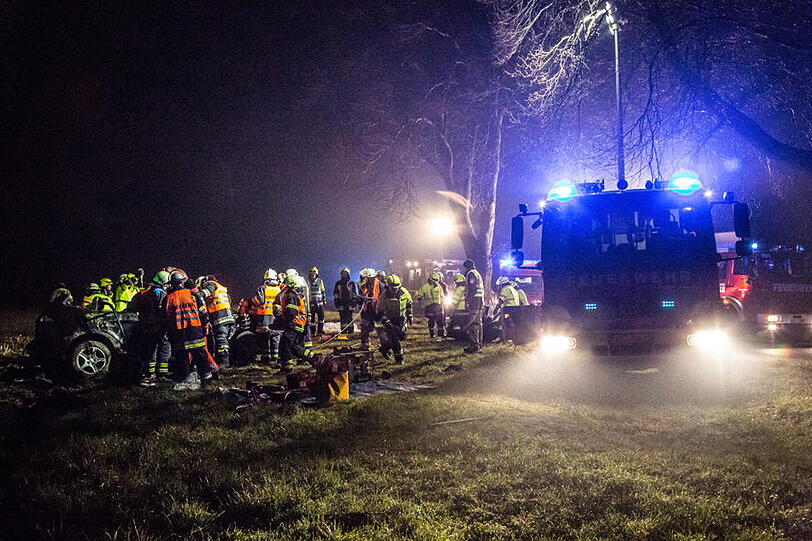 Schwerer Unfall bei Anger: BMW kracht gegen einen Baum - Bayern - Abendzeitung München