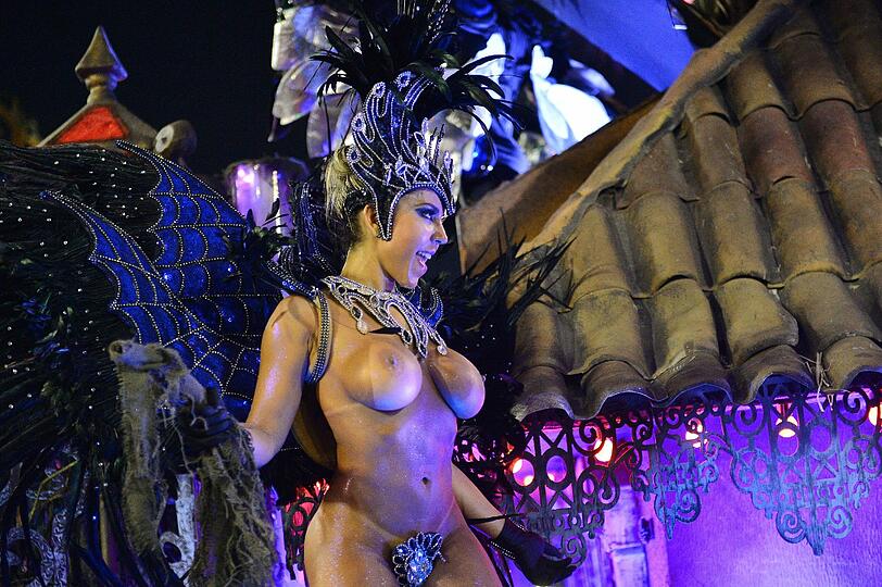 In Rio ging es in der Nacht zum Montag auf dem Straßenkarneval heiß her. Die brasilianischen Schönheiten zeigten zum Karneval-Höhepunkt viel nackte Haut und sexy Kurven.