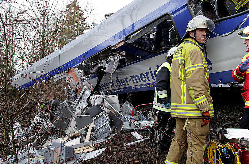 Die Triebwägen der beiden Züge waren bis zur Unkenntlichkeit ineinander verkeilt. Den Rettungskräften bot sich ein erschreckendes Bild.