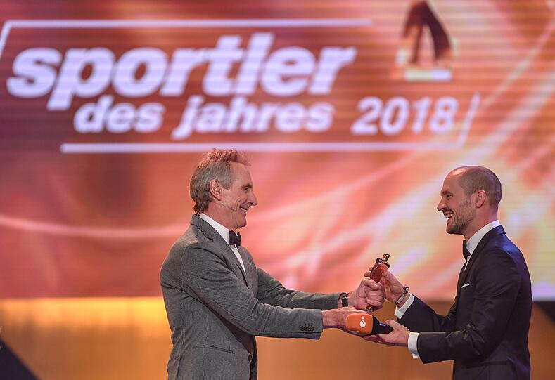 Triathlet Mark Allen (l.) überreicht dem deutschen "Sportler des Jahres", Triathlet Patrick Lange, die Trophäe.