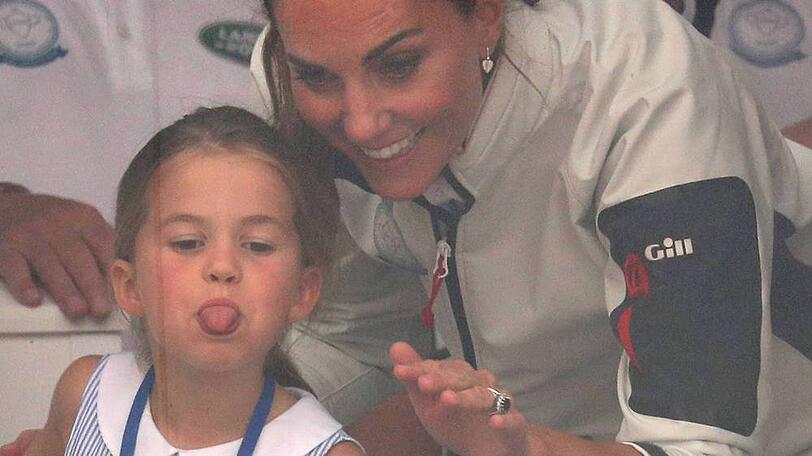 Herzogin Kate und ihre Tochter, die freche kleine Prinzessin Charlotte