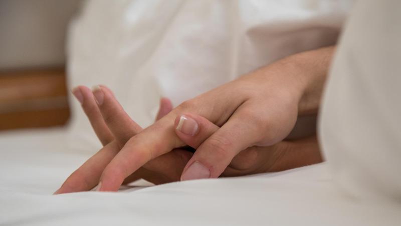 Ein Mann und eine Frau liegen in einem Bett. Für eine statistisch belastbare Aussage zu Schwangerschaften während Corona sei es noch viel zu früh, sagen Ärzte.
