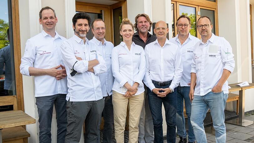 Die Köche (v.l.) Christoph Rüffer, Paul Ivic, Nils Henkel und Sophia Rudolph, Berater Carsten K. Rath, Helios-Geschäftsführer Enrico Jensch und die Köche Thomas Bühner und Hendrik Otto am vergangenen Dienstag vor dem vegetarischen Restaurant Tian in der Frauenstraße. Die Köche (v.l.) Christoph Rüffer, Paul Ivic, Nils Henkel und Sophia Rudolph, Berater Carsten K. Rath, Helios-Geschäftsführer Enrico Jensch und die Köche Thomas Bühner und Hendrik Otto am vergangenen Dienstag vor dem vegetarischen Restaurant Tian in der Frauenstraße.