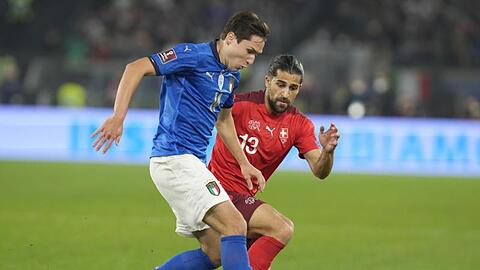 Federico Chiesa (l) aus Italien kämpft gegen den Schweizer Ricardo Rodriguez um den Ballbesitz.